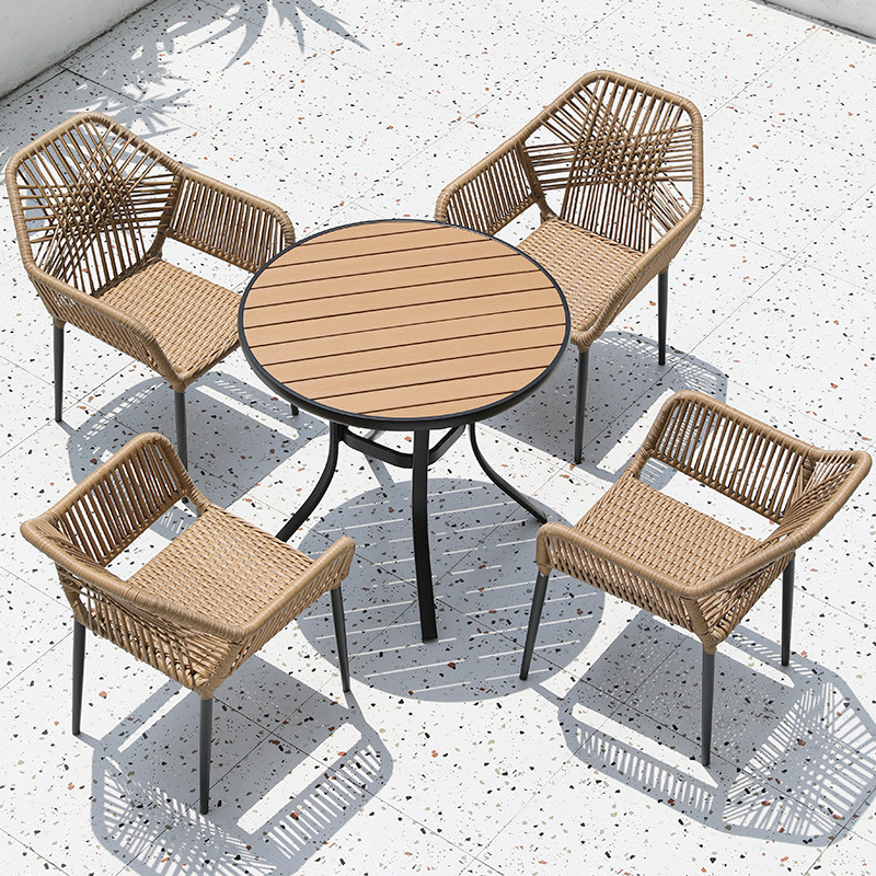 Mesa y sillas de ratán tejida de patio al aire libre