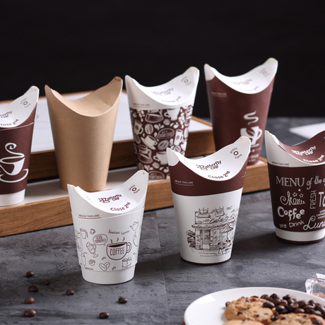 Taza de café de mariposa hecha de papel plegado y planchado