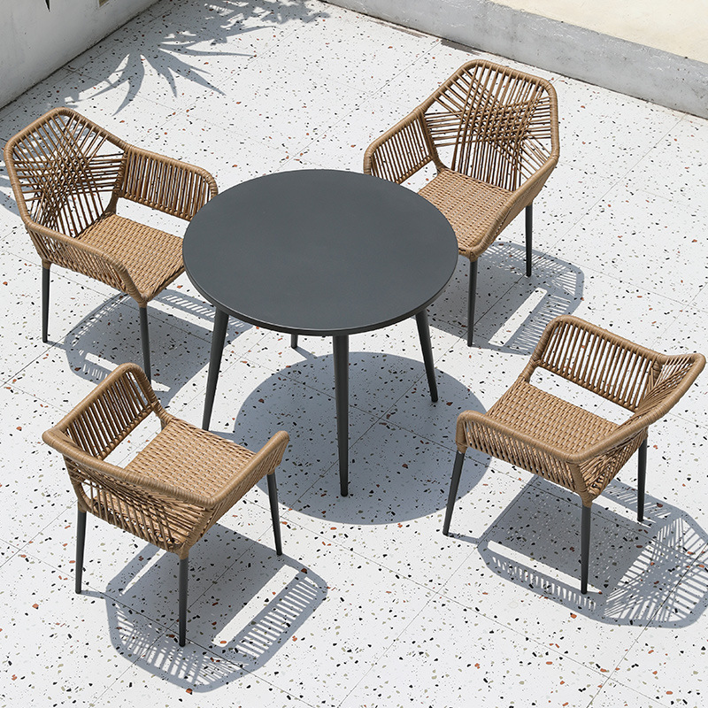 Mesa y sillas de ratán tejida de patio al aire libre