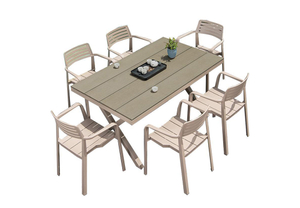 Mesa y sillas de comedor de la terraza del patio de ocio